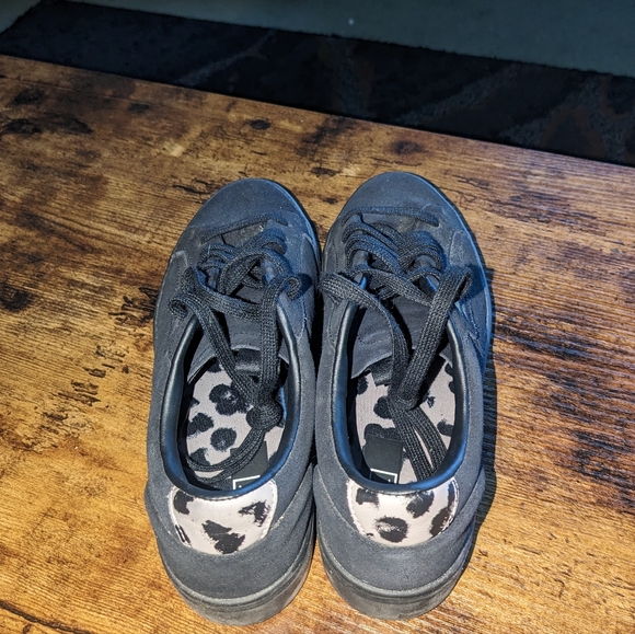 Adidas size 6.5 suede shoes - Picture 2 of 3